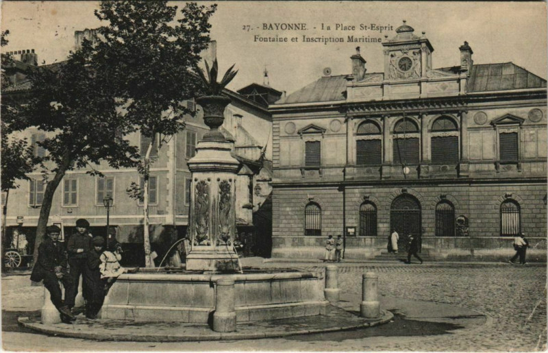 Carte postale ancienne Bayonne La Place Saint-Esprit France à Bayonne