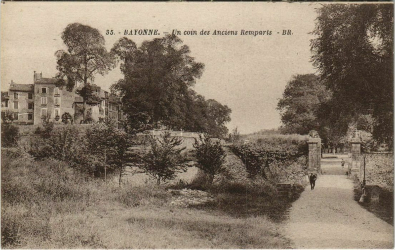 Carte postale ancienne Bayonne Un coin des Anciens Remparts France à Bayonne