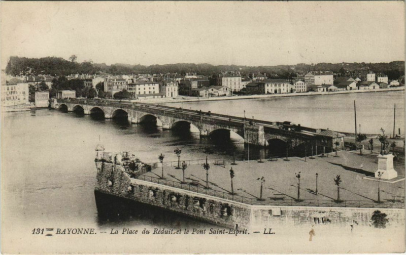 Carte postale ancienne Bayonne La Place du Reduit, et le Pont Saint-Esprit France à Bayonne