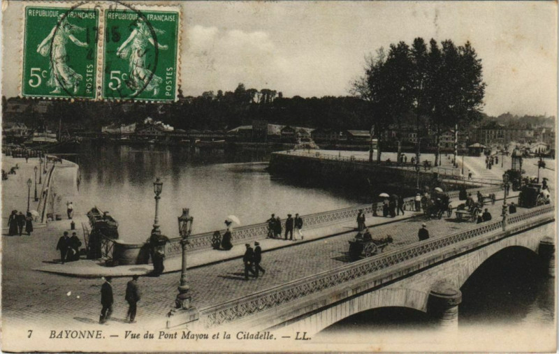 Carte postale ancienne Bayonne Vue du Pont Mayou et la Citadelle France à Bayonne
