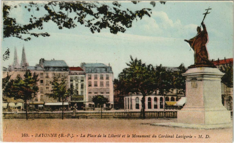 Carte postale ancienne Bayonne La Place de la Liberte France à Bayonne