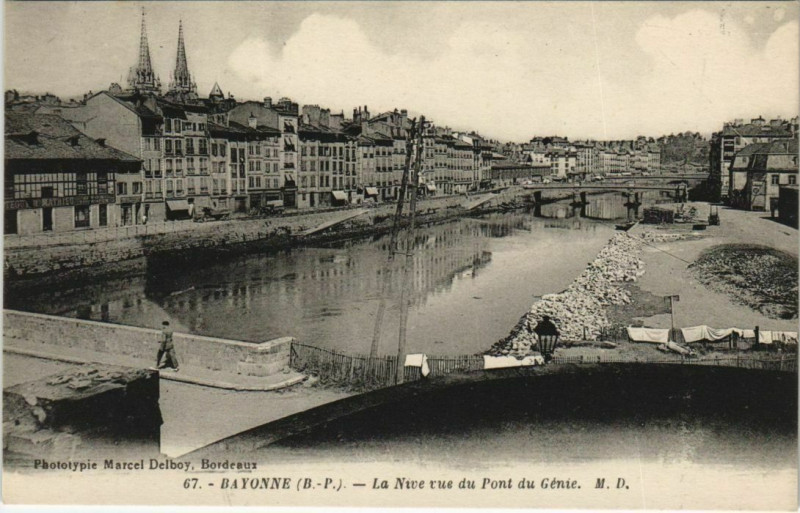 Carte postale ancienne Bayonne La Nive vue du Pont du Genie France à Bayonne