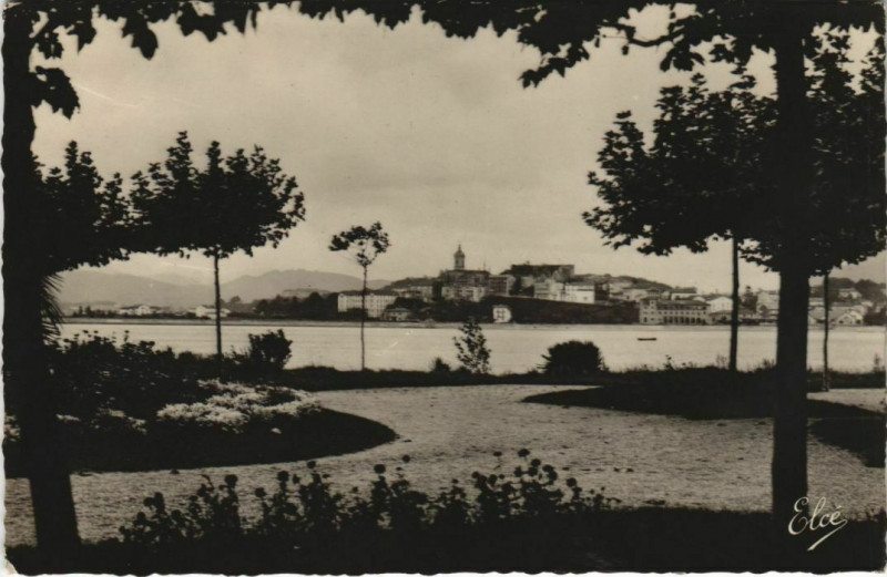 Carte postale ancienne Hendaye Fontarabie vue des jardins France à Hendaye