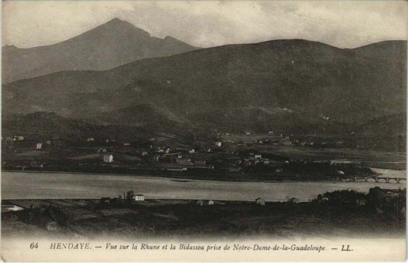 Carte postale ancienne Hendaye Vue sur la Rhune et la Bidassoa France à Hendaye