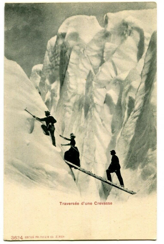 Carte postale ancienne Ascension crossing a crevasse animated