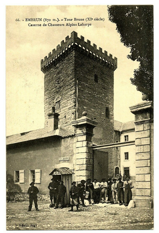 Carte postale ancienne 05 Hautes-Alpes Embrun tour brown alpine corps barracks animated