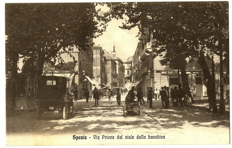 Carte postale ancienne Italy liguria spezia via prione dal viale della Banchina animation