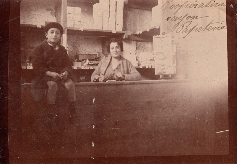 Carte postale ancienne Jane and Marius, Coopérative rayon Papeterie (Cooperative Stationery department) (1923) - Flickr - pellethepoet