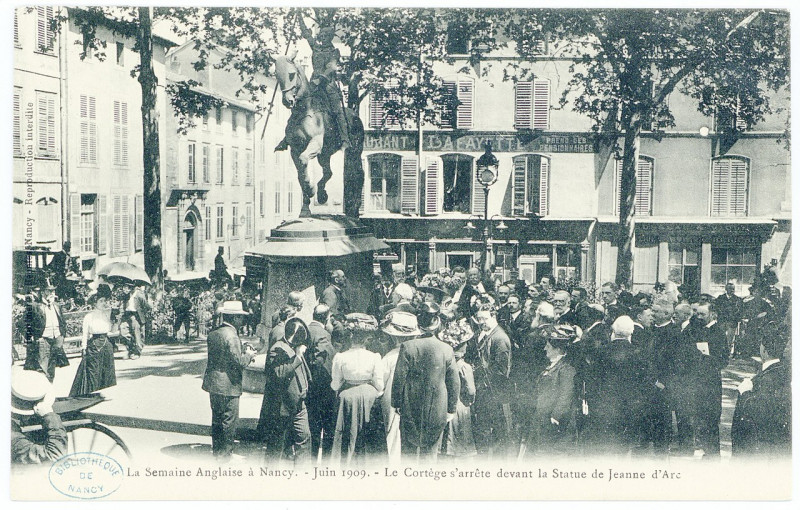 Carte postale ancienne Le cortège s'arrête devant la statue de Jeanne d'Arc - la semaine anglaise à Nancy, juin 1909 P-Fg-Cp-01550 à Nancy