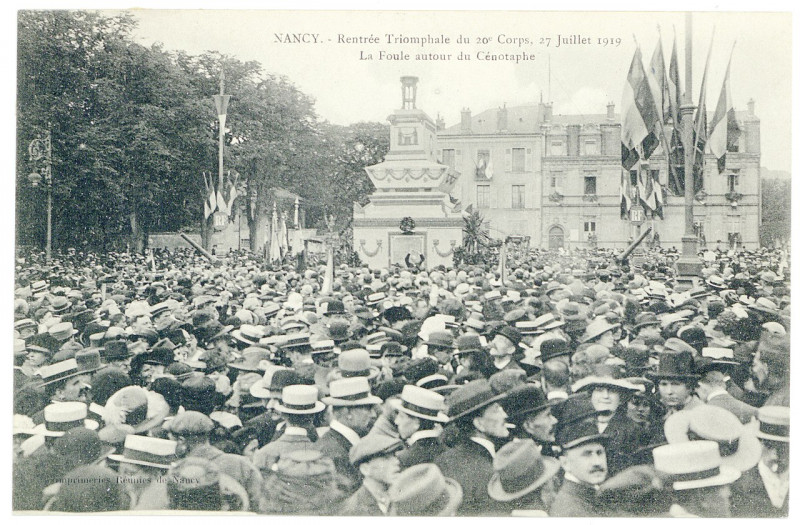 Carte postale ancienne La foule autour du cénotaphe. Nancy - rentrée triomphale du 20e corps, 27 juillet 1919 P-Fg-Cp-01676 à Nancy