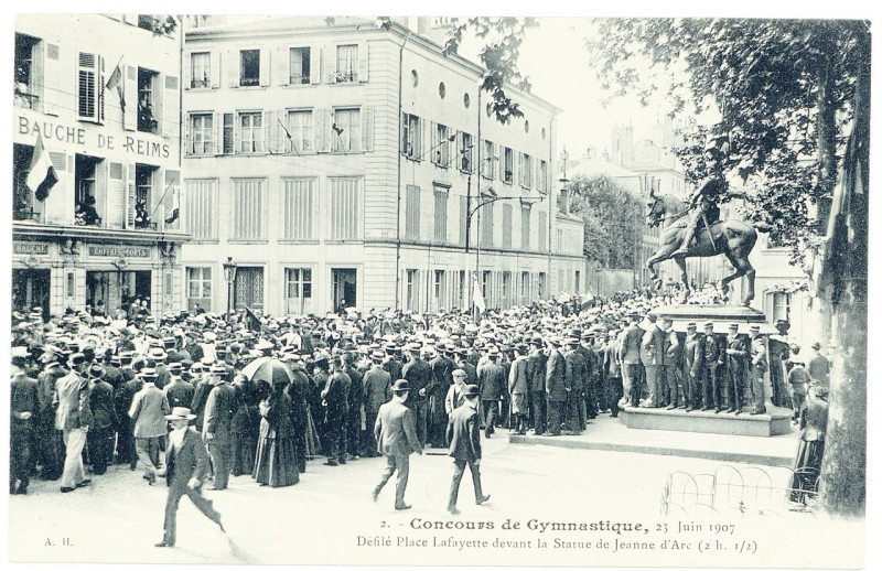 Carte postale ancienne Défilé place Lafayette devant la statue de Jeanne d'Arc (2h. 1sur2) - concours de gymnastique, 23 juin P-Fg-Cp-01450 à Nancy
