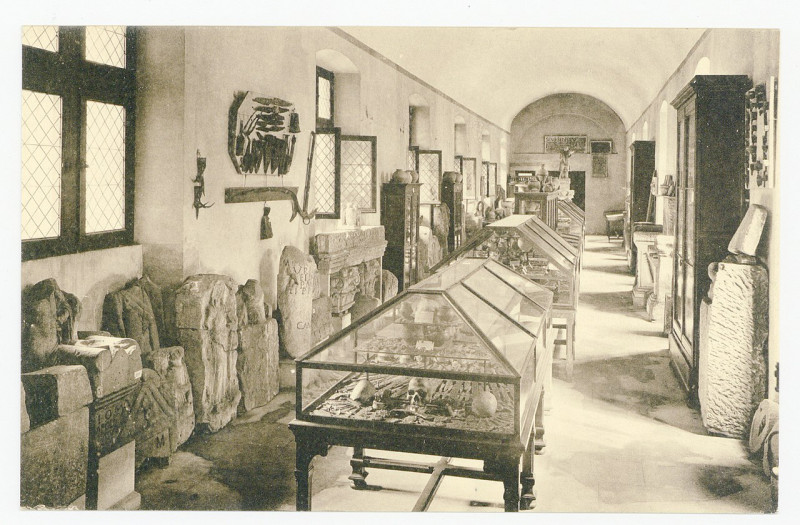 Carte postale ancienne Collections préhistoriques, protohistoriques, gallo-romaine et franque. En avant, vitrine contenant P-Fg-Cp-01193 à Nancy