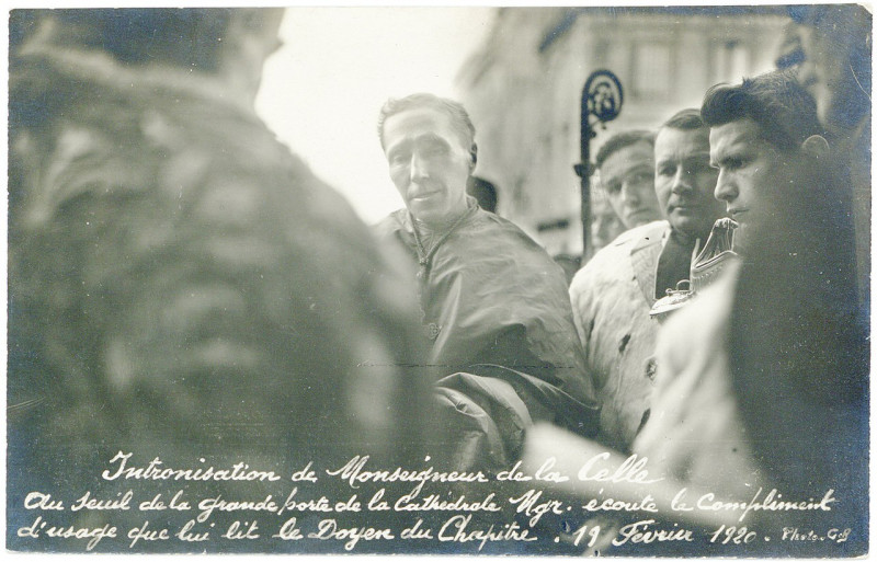Carte postale ancienne Intronisation de Monseigneur de la Celle au seuil de la grande porte de la Cathédrale, Mgr. écoute l P-Fg-Cp-01446