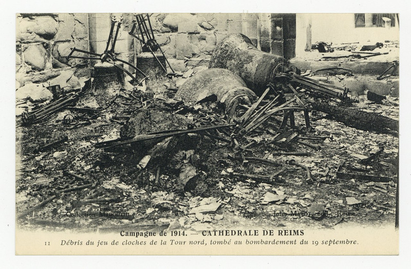 Carte postale ancienne Débris du jeu de cloches de la Tour nord, tombé au bombardement du 19 septembre. Campagne de 1914 - P-Fg-Cp-00971
