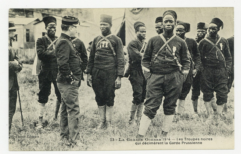 Carte postale ancienne Les Troupes noires qui décimèrent la Garde Prussienne, la Grande Guerre 1914 P-Fg-Cp-00835
