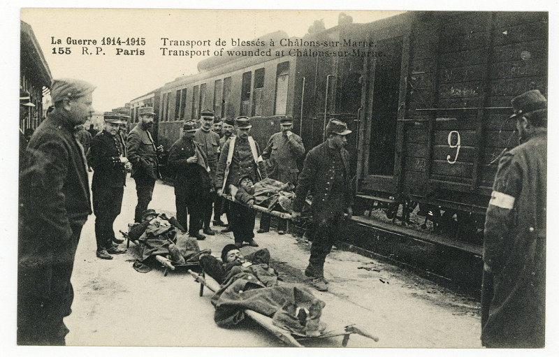 Carte postale ancienne Transport de blessés à Châlons-sur-Marne. Transport of wounded at Châlons-sur-Marne. La Guerre 1914- P-Fg-Cp-00674