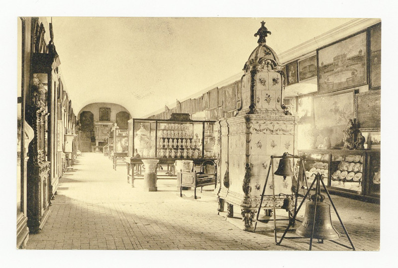 Carte postale ancienne Salle des Cerfs où se tenaient les Etats généraux de Lorraine. En avant, poële en faïence de Haguena P-Fg-Cp-01190