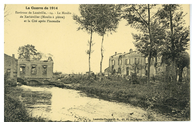 Carte postale ancienne Environs de Lunéville. 14. Le Moulin de Xerbéviller (Moulin à plâtre) et la Cité après l'incendie, l P-Fg-Cp-00234
