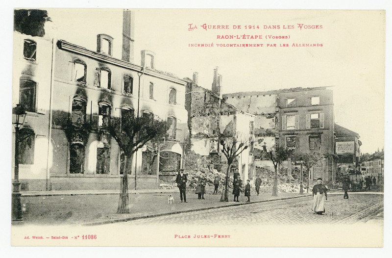 Carte postale ancienne Raon-l'Etape (Vosges) incendié volontairement par les Allemands. Place Jules-Ferry, la guerre de 191 P-Fg-Cp-00588