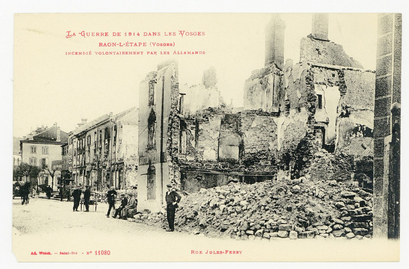 Carte postale ancienne Raon-l'Etape (Vosges) incendié volontairement par les Allemands. Rue Jules Ferry, La guerre de 1914 P-Fg-Cp-00587