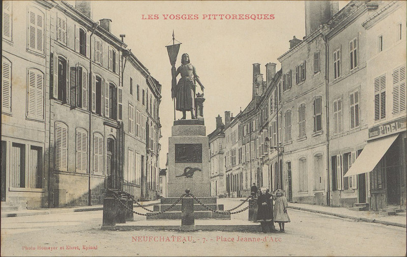 Carte postale ancienne NeufChâteau, Place Jeanne d'Arc Cp 3530 Pr