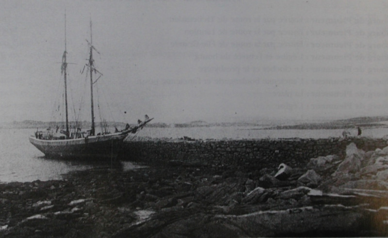 Carte postale ancienne Quai du port Saint-Sauveur (Pleumeur-Bodou) - Le quai St-Sauveur au début du 20ème siècle - embarquement des pavés à bord de la goélette Alcide 