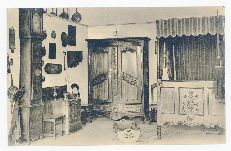 Carte postale ancienne Salle de l'Art populaire lorrain. Essai de reconstitution de chambre avec son lit à colonnes, sa ta P-Fg-Cp-01195 à Nancy