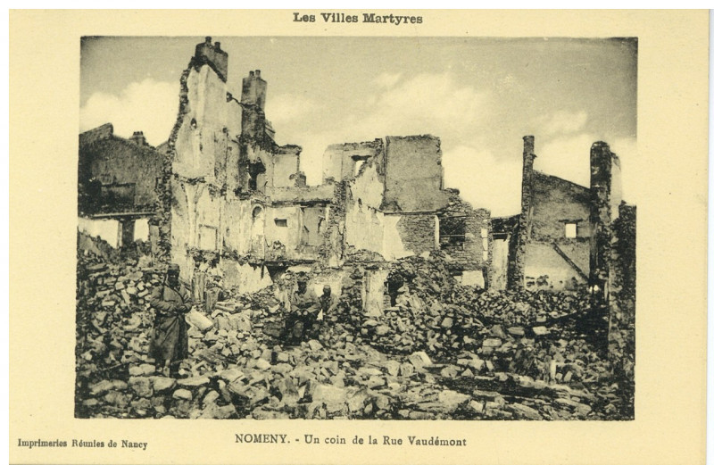 Carte postale ancienne Nomeny. Un coin de la Rue Vaudémont - les Villes Martyres P-Fg-Cp-00272