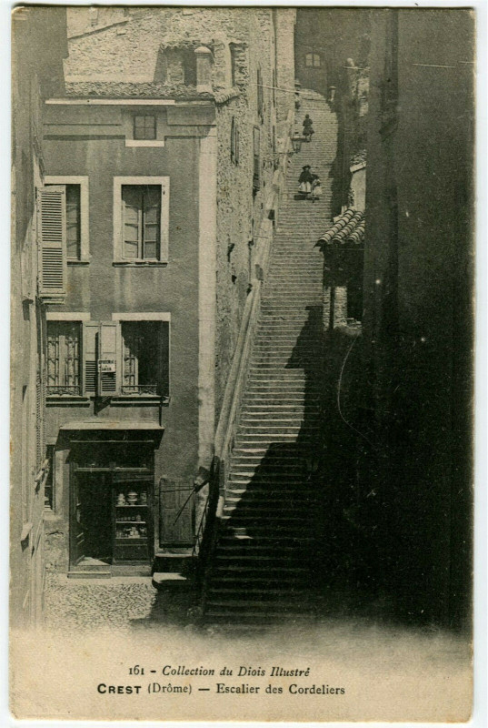 Carte postale ancienne Drôme Crest L' Escalier des Cordeliers animé à Crest