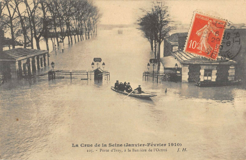 Carte postale ancienne La Crue de la Seine (Janvier-Février 1910) - Porte d'Ivry, à la Barrière de l'Octroi à Paris 13e