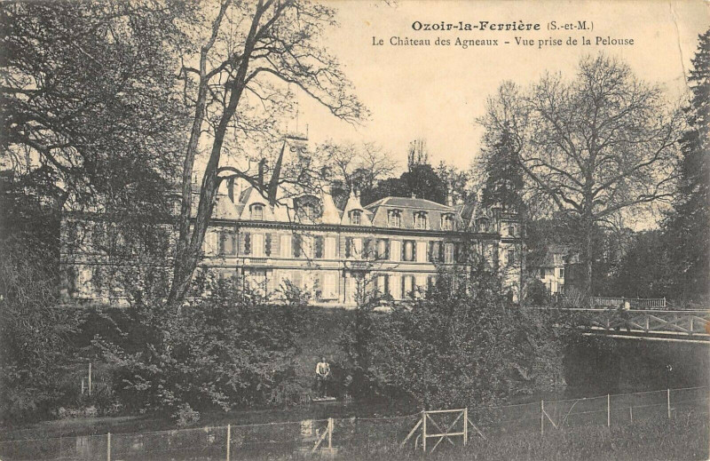 Carte postale ancienne Ozoir La Ferriere Le Chateau Des Agneaux Vue Prise De La Pelouse