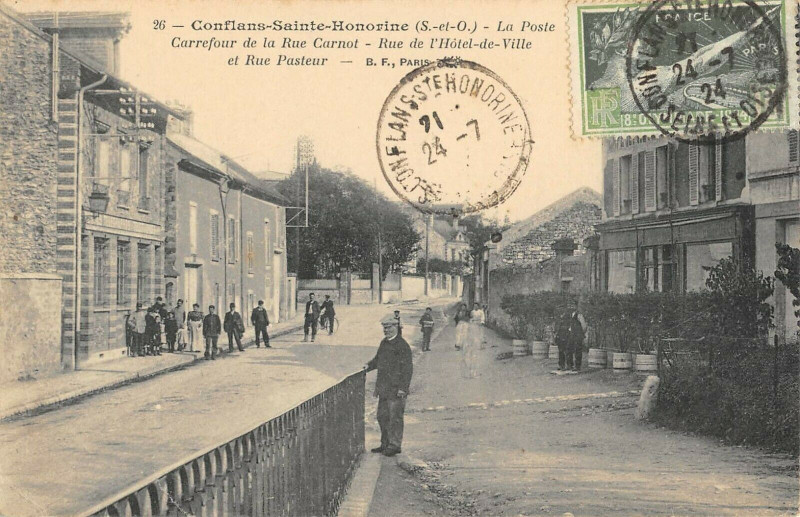 Carte postale ancienne Conflans Sainte Honorine La Poste Carrefour De La Rue Carnot à Conflans-Sainte-Honorine