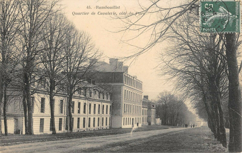 Carte postale ancienne Rambouillet Quartier De Cavalerie Cote Du Parc à Rambouillet