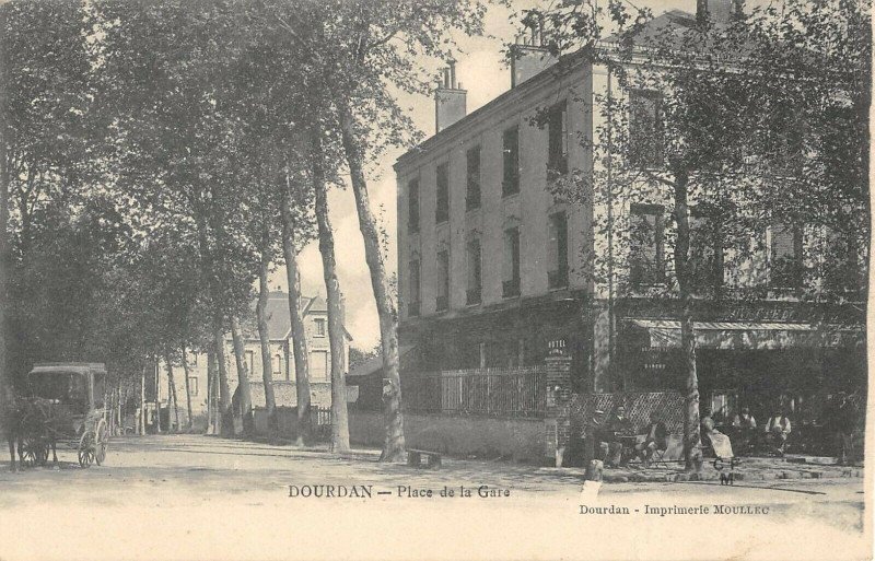 Carte postale ancienne Dourdan Place De La Gare à Dourdan
