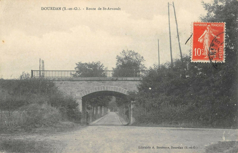 Carte postale ancienne Dourdan Route De Saint Arnoult (cliché pas courant à Dourdan