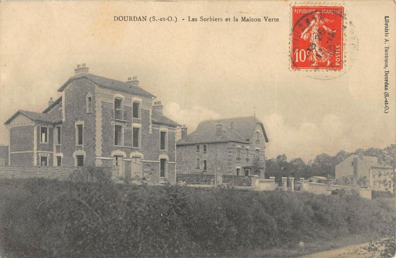 Carte postale ancienne Dourdan Les Sorbiers Et La Maison Verte à Dourdan