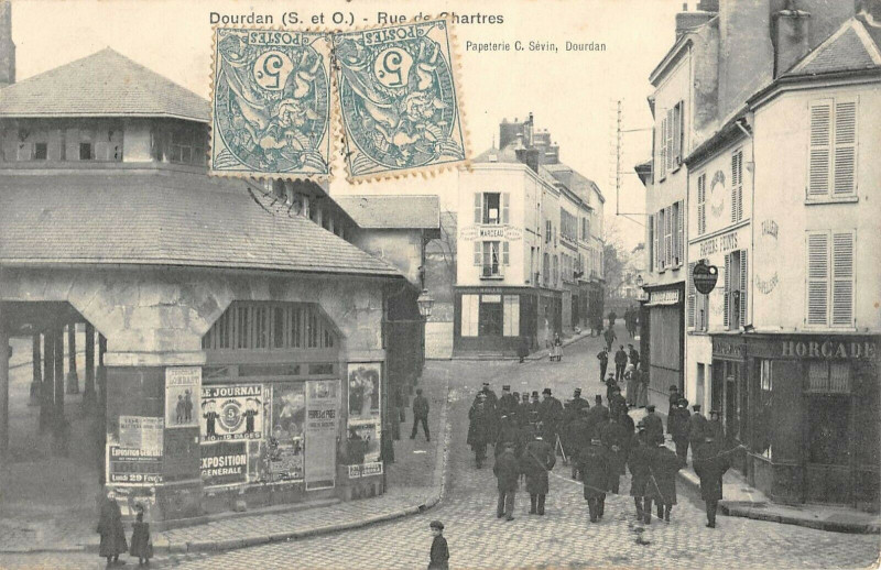Carte postale ancienne Dourdan Rue De Chartres à Dourdan