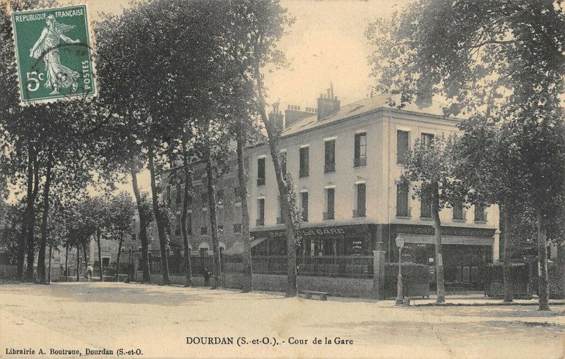 Carte postale ancienne Dourdan Cour De La Gare à Dourdan