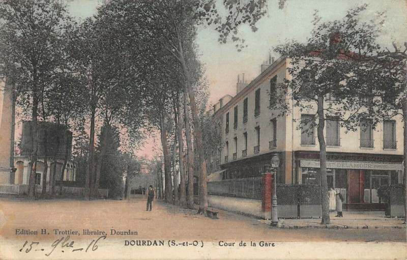 Carte postale ancienne Dourdan Cour De La Gare à Dourdan