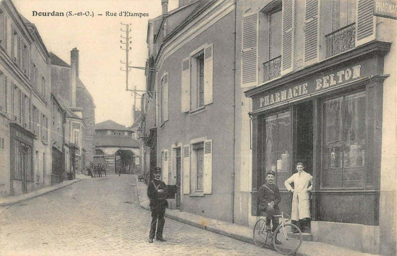 Carte postale ancienne Dourdan Rue D'Etampes à Dourdan