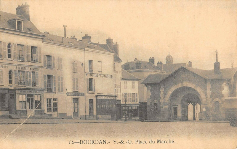 Carte postale ancienne Dourdan Place Du Marche à Dourdan