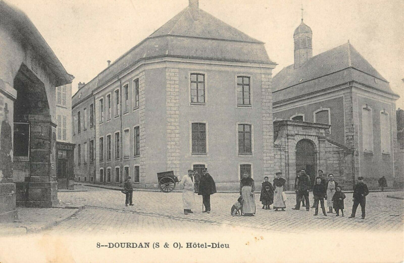 Carte postale ancienne Dourdan Hotel Dieu à Dourdan