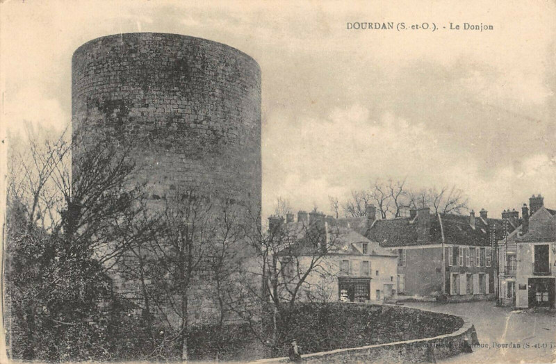 Carte postale ancienne Dourdan Le Donjon à Dourdan