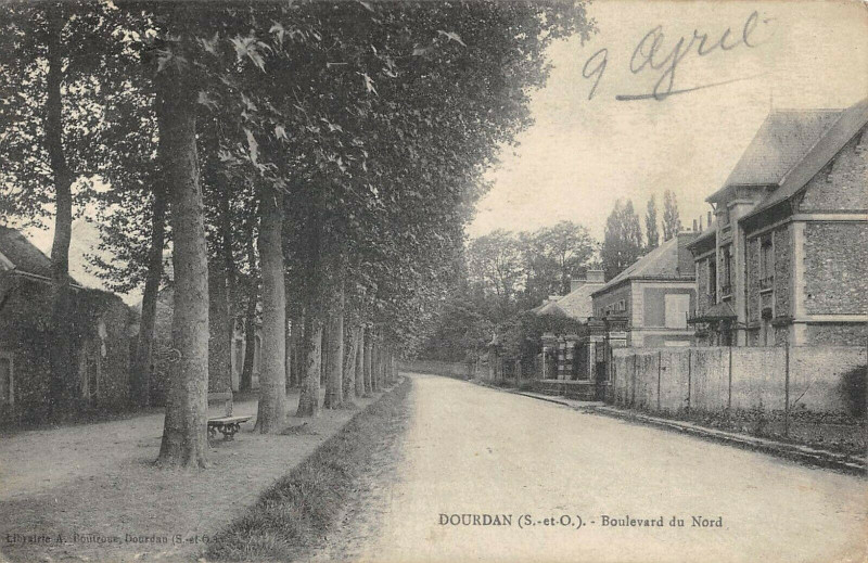 Carte postale ancienne Dourdan Boulevard Du Nord à Dourdan