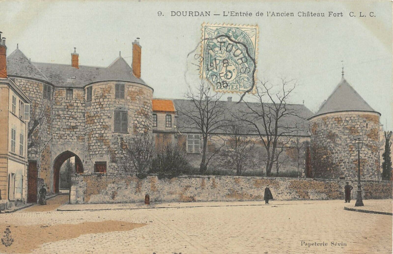 Carte postale ancienne Dourdan L'Entree De L'Ancien Chateau Fort à Dourdan