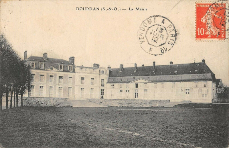 Carte postale ancienne Dourdan La Mairie à Dourdan