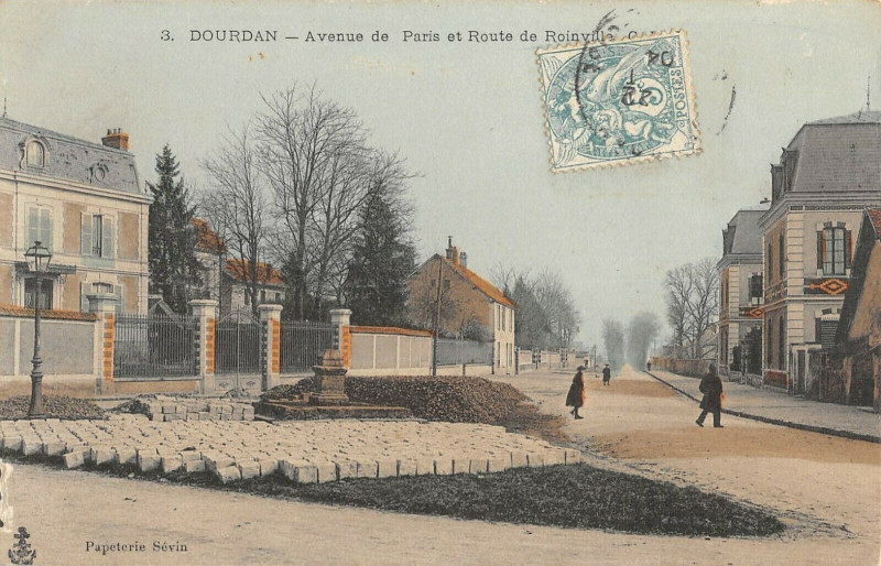 Carte postale ancienne Dourdan Avenue De Paris Et Route De Roinville à Dourdan