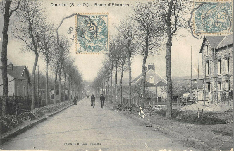 Carte postale ancienne Dourdan Route D'Etampes à Dourdan