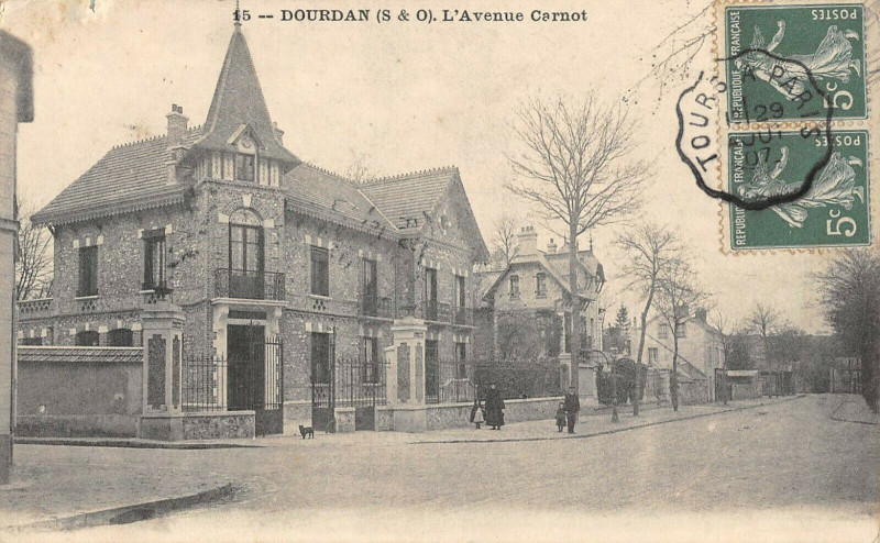 Carte postale ancienne Dourdan Avenue Carnot à Dourdan