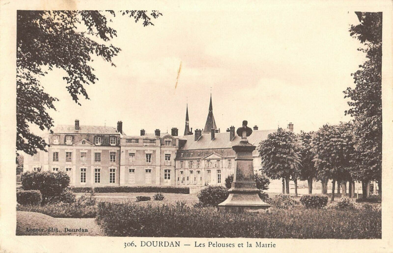 Carte postale ancienne Dourdan Les Pelouses Et La Mairie à Dourdan